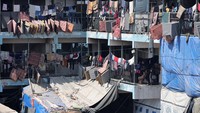Bagian dalam gedung hingga halaman sekolah penuh dengan tenda pengungsi.  