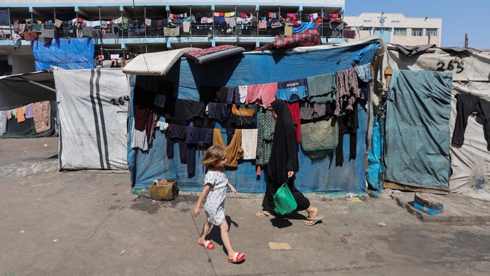 Displaced Palestinians shelter in a United Nations-run school, amid Israel-Hamas conflict, in Deir Al-Balah in the central Gaza Strip, August 27, 2024. REUTERS/Ramadan Abed