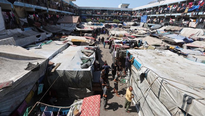 Displaced Palestinians shelter in a United Nations-run school, amid Israel-Hamas conflict, in Deir Al-Balah in the central Gaza Strip, August 27, 2024. REUTERS/Ramadan Abed