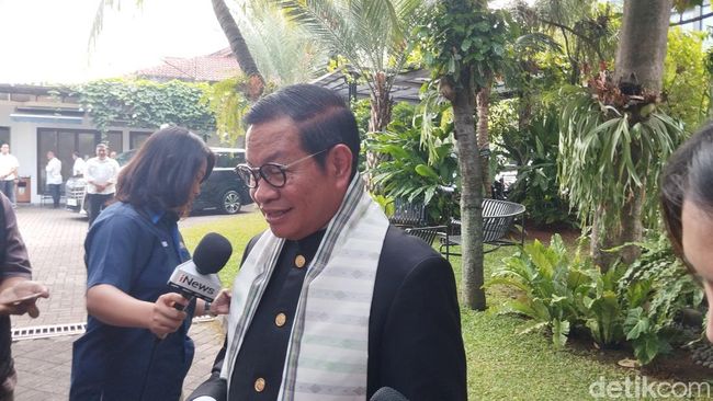 Pramono Anung pakai Beskap Betawi jelang daftar Cagub