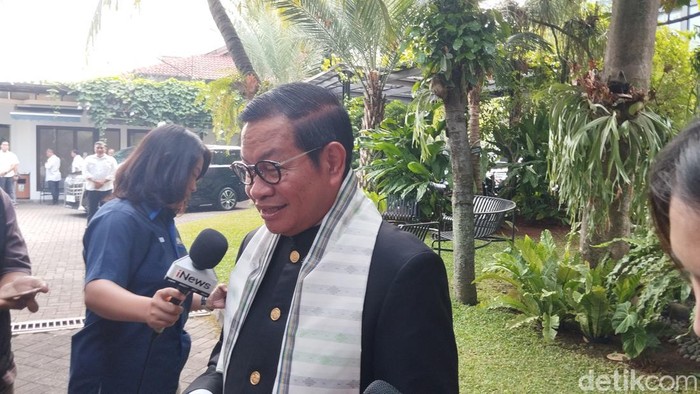 Pramono Anung pakai Beskap Betawi jelang daftar Cagub