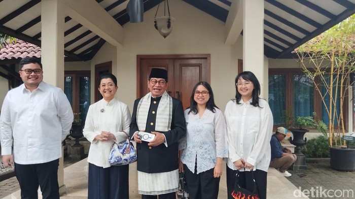 Pramono didampingi istri dan anak daftar cagub Jakarta.