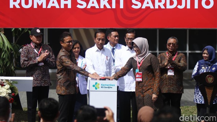 Presiden Jokowi saat meresmikan Gedung Pelayanan Kesehatan Ibu dan Anak di RSUP Dr Sardjito, Rabu (28/8/2024).