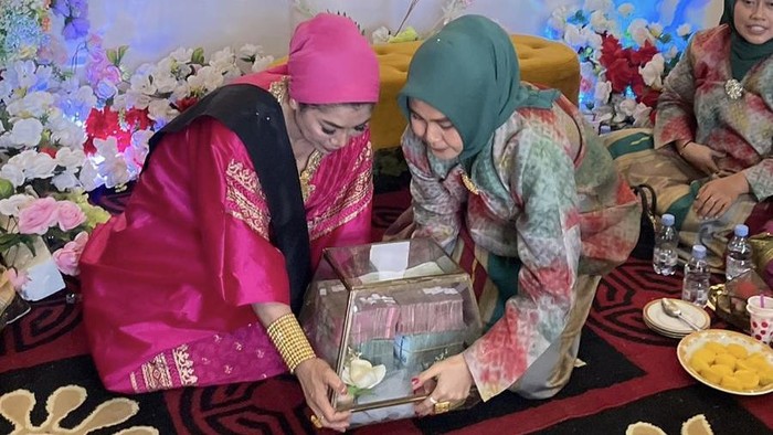 Prosesi lamaran Deby Adiba Sahirah (22) anak dari Anggota DPRD Kabupaten Bone Adriani Alimuddin Page.
