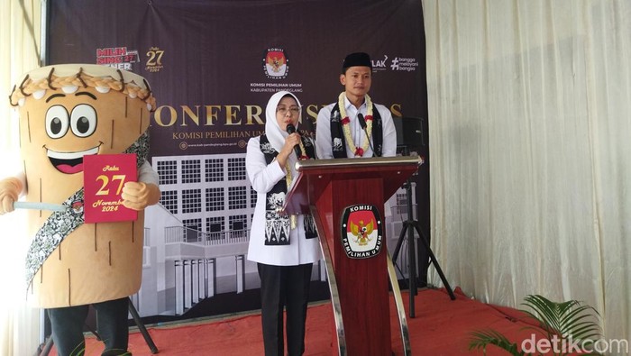 Raden Dewi Setiani dan Iing Andri Supriadi mendaftar ke KPU sebagai bakal cabup dan cawabup Pandeglang. Dewi-Iing dikawal Koalisi Pandeglang Maju. (aris Rivaldo/detikcom)