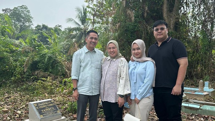 Ratu Dewa bersama istri dan anak berziarah ke makam keluarga jelang pendaftaran Pilkada Palembang.
