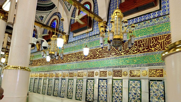 Medina, Saudi Arabia, June 26 2024: Al Rawda Al Sharefa, The Grave of Prophet Muhammed peace be upon him, with the 1st two Islamic caliphs after him Abu Bakr al-Siddiq and Omar Ibn El Khattab
