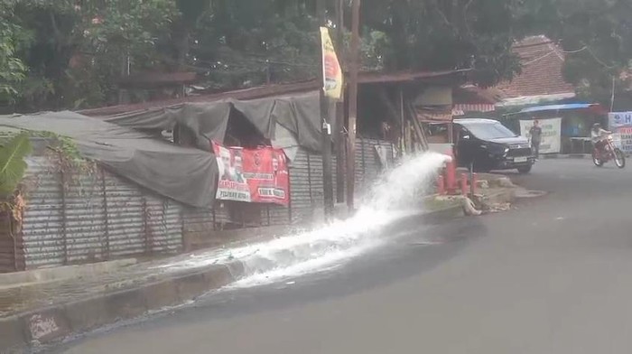Rekaman video yang memperlihatkan air dari hidran menyembur ke jalanan viral di medsos. Hidran ini dinarasikan bocor. Ini penjelasan PDAM. (dok Istimewa)