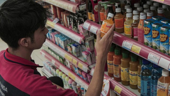 Pekerja memeriksa minuman kemasan yang dijual di minimarket di Sukabumi, Jawa Barat, Selasa (27/8/2024). Direktorat Jenderal Bea Cukai akan menetapkan cukai pada minuman berpemanis dalam kemasan (MBDK) pada 2025. ANTARA FOTO/Henry Purba/agr/Spt.