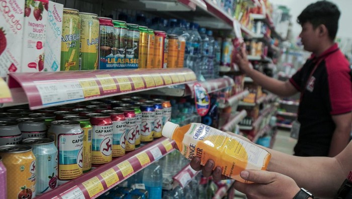Pekerja memeriksa minuman kemasan yang dijual di minimarket di Sukabumi, Jawa Barat, Selasa (27/8/2024). Direktorat Jenderal Bea Cukai akan menetapkan cukai pada minuman berpemanis dalam kemasan (MBDK) pada 2025. ANTARA FOTO/Henry Purba/agr/Spt.