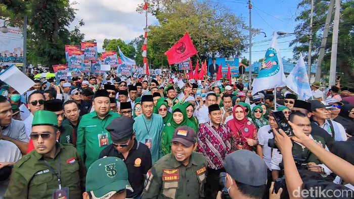 Ribuan massa mengantar Sitti Rohmi Djalillah-Musyafirin (Rohmi-Firin) saat mendaftar ke KPU NTB, Rabu (28/8/2024). (Foto: Helmy Akbar/detikBali)