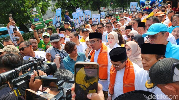 Ridwan Kamil-Suswono berjalan menuju KPU Jakarta