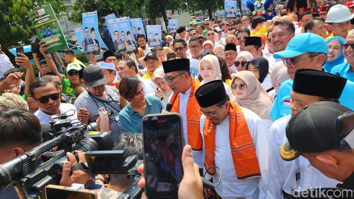 Ridwan Kamil-Suswono berjalan menuju KPU Jakarta