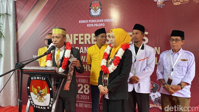 Rahmat Masri Bandaso-Andi Tenri Karta (RMB-ATK) saat konferensi pers usai mendaftar Pilwalkot di KPU Palopo.
