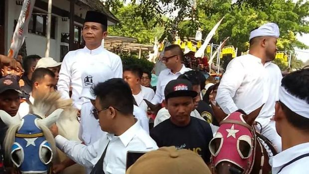 Saepul Bahri Binzein dan Abang Ijo Hapidin, bakal pasangan calon Bupati dan Wakil Bupati Purwakarta, resmi mendaftarkan diri ke KPU Purwakarta pada Rabu (28/8/2024). Saepul Bahri Binzein dan Abang Ijo Hapidin, bakal pasangan calon Bupati dan Wakil Bupati Purwakarta, resmi mendaftarkan diri ke KPU Purwakarta pada Rabu (28/8/2024).