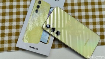 Salah satu fiturnya Auto Blocker yang dapat memblokir instalasi aplikasi dari sumber yang tidak sah, menyediakan pemeriksaan keamanan aplikasi untuk memindai malware potensial dan memblokir perintah dan instalasi perangkat lunak yang berpotensi berbahaya ke perangkat saat terhubung dengan kabel USB. Contoh kasus yang marak adalah file APK di pesan WhatsApp. Foto: Adi Fida Rahman/detikINET