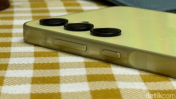Bagian kanan terdapat key island tempat tombol power dan pengaturan volume berada. Foto: Adi Fida Rahman/detikINET