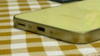 Bagian bawah terdapat port USB-C, slot SIM Card dan speaker. Foto: Adi Fida Rahman/detikINET