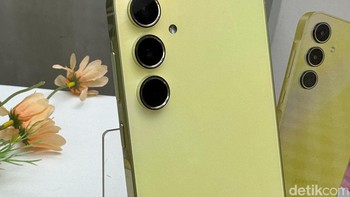 Kamera utamanya berukuran 50 MP (f/1,8) yang dilengkapi OIS, bersanding dengan kamera ultra-wide 12 MP dan makro 5 MP. Di bagian depan terdapat kamera selfie 32 MP. Foto: Adi Fida Rahman/detikINET