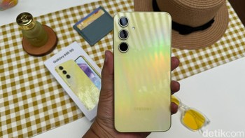 Samsung memasang bagian depan dan belakang dengan lapisan kaca Gorilla Glass Victus Plus, berpadu dengan frame yang terbuat dari metal. Galaxy A55 masih mengantongi IP67 untuk ketahanan debu dan air. Foto: Adi Fida Rahman/detikINET