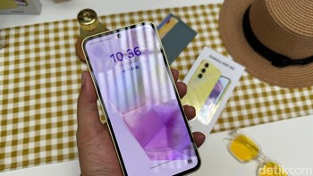 Samsung turut memasang bagian depan dan belakang dengan lapisan kaca Gorilla Glass Victus Plus, berpadu dengan frame yang terbuat dari metal. Galaxy A55 masih mengantongi IP67 untuk ketahanan debu dan air. Foto: Adi Fida Rahman/detikINET