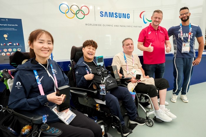 Samsung bagikan Galaxy Z Flip 6 ke atlet Paralimpiade Paris 2024