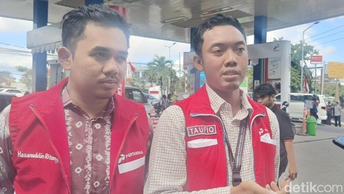 Section Head Communication Relations Pertamina Patra Niaga Regional Jatimbalinus Taufiq Kurniawan (kanan) saat diwawancarai, Rabu (28/8/2024).