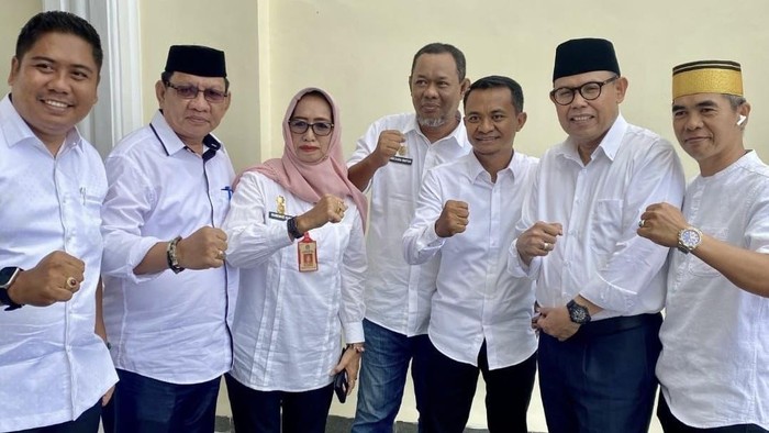 Sejumlah camat di Bone foto bareng paslon Asman-Akmal.