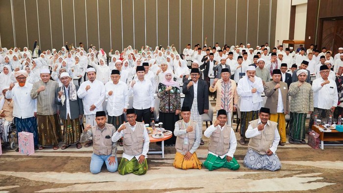 Sejumlah kiai, ulama, dan tokoh masyarakat se-Madura mendeklarasikan dukungan kepada Khofifah Indar Parawansa-Emil Listianto Dardak di Pilgub Jatim 2024. (Istimewa)