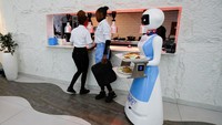 Robot menghibur pengunjung kafe di tengah hiruk pikuk Nairobi, Kenya. Sebuah atraksi baru muncul di Robot Cafe, tempat robot humanoid, dengan nampan di tangan, meluncur di antara meja untuk mengantarkan taco segar buatan koki kepada pelanggan.