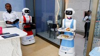 Kafe tersebut menarik perhatian warga yang berkunjung untuk menyaksikan sendiri kebaruan staf pelayan robot. Robot-robot ini, yang dirancang dengan bentuk humanoid sederhana lengkap dengan lengan untuk membawa nampan, diprogram untuk menyambut dan melayani tamu.