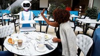 Robot-robot tersebut, meskipun membantu, tetap memerlukan campur tangan manusia untuk tugas-tugas seperti menerima pesanan melalui tablet dan membersihkan meja setelah layanan, seperti yang dijelaskan oleh pelayan Ruth Wanjiru.