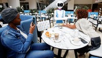 Meskipun tingkat pengangguran di Kenya tinggi, yang telah memicu protes luas dan seruan agar presiden mengundurkan diri, staf manusia kafe tersebut tidak merasa terancam oleh rekan-rekan mekanik mereka.