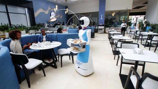 Sensasi Makan di Kafe Robot Kenya