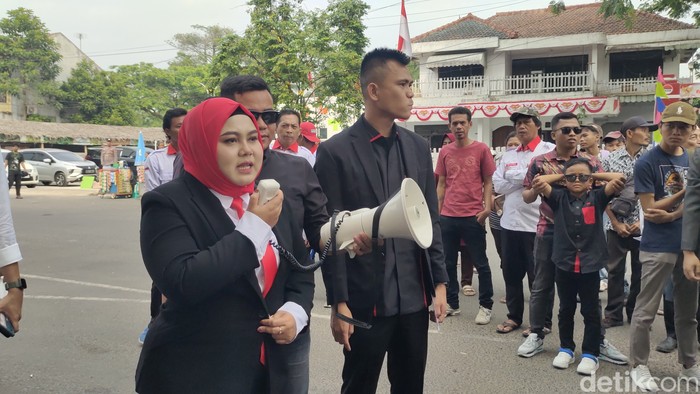 Seorang pedagang sayur keliling, Tika Kartika Sari, dilantik menjadi anggota DPRD Kabupaten Lebak periode 2024-2029. (Fathul Rizkoh/detikcom)