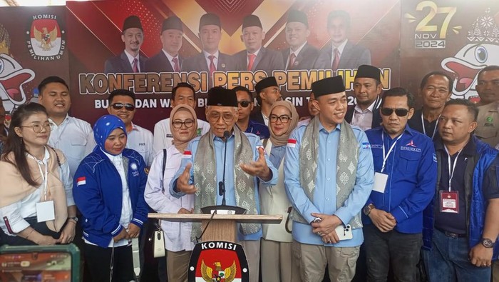 Slamet-Alfi bersama Parpol pendukung saat mendaftar di KPU Banyuasin.