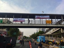 Jelang Pendaftaran Pilgub, Spanduk RK-Suswono Mejeng di JPO Depan KPU DKI