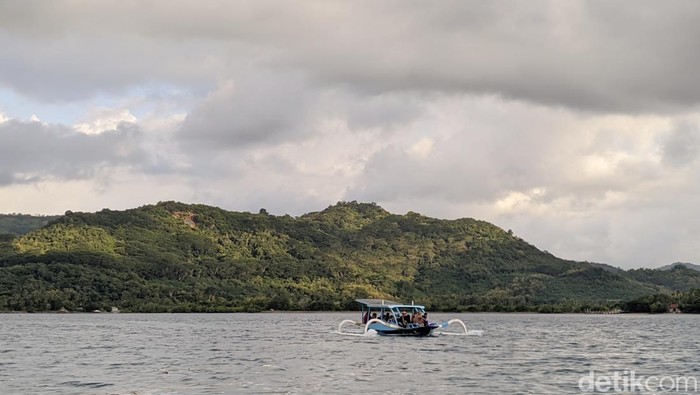 Suasana pantai di Gili Asahan, Desa Batu Putih, Kecamatan Sekotong, Lombok Barat, NTB. (Ahmad Viqi/detikBali)