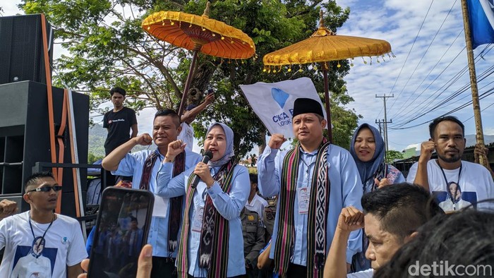 Suasana pendaftaran pertama pasangan Dayah-Kafali di Kantor KPU Lombok Barat, Rabu pagi (28/8/2024). (Ahmad Viqi/detikBali).