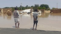 Warga melihat rumah mereka yang rusak akibat banjir bandang di Meroe, Sudan, Selasa (27/8/2024).