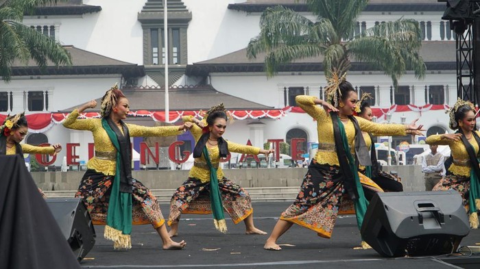 Tari Ronggeng Geboy Gaya Namin Khas Karawang