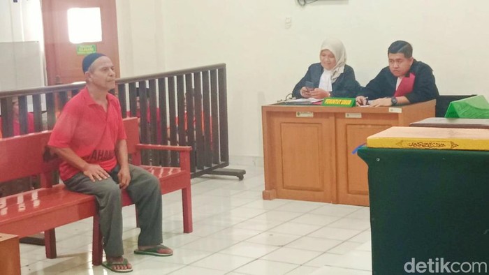 Terdakwa Zulkarnain yang bakar 2 rumah warga di Lorong Roda, Palembang saat menjalani persidangan