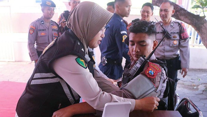 Tim Dokkes Polresta Malang Kota melakukan pemeriksaan kesehatan personel