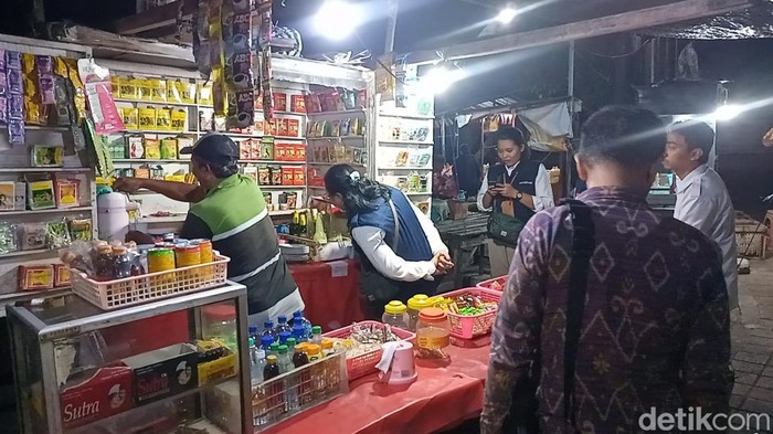 Tim gabungan Loka POM Buleleng dan Dinas Koperindag Kabupaten Jembrana saat melakukan sidak pedagang jamu di Pasar Umum Jembrana, Selasa (27/8/2024). (I Putu Adi Budiastrawan/detikBali).
