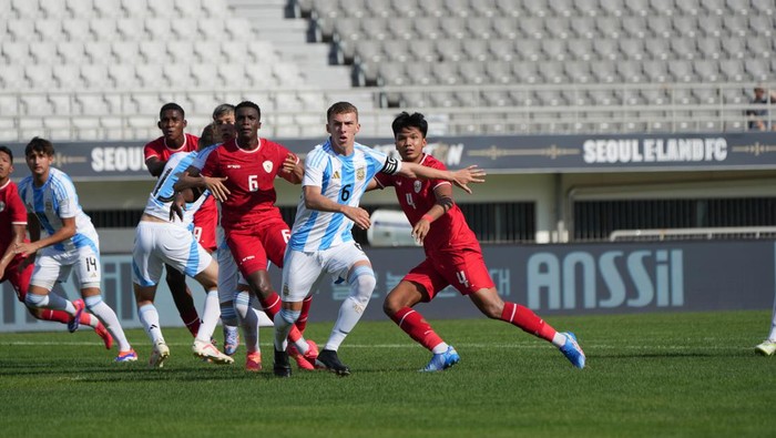 Timnas Indonesia U-20 saat berhadapan dengan Timnas Argentina U-20 di Seoul Earth On Us Cup 2024, Rabu (28/8/2024).