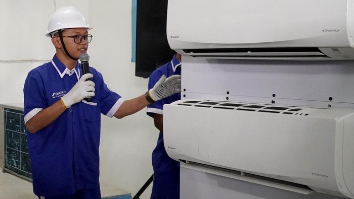 Sekolah Menengah Kejuruan Nahdlatul Ulama Ungaran kini memiliki pusat keunggulan untuk menunjang spesialisasi jurusan refrigerasi atau pendingin ruangan. Seperti apa?