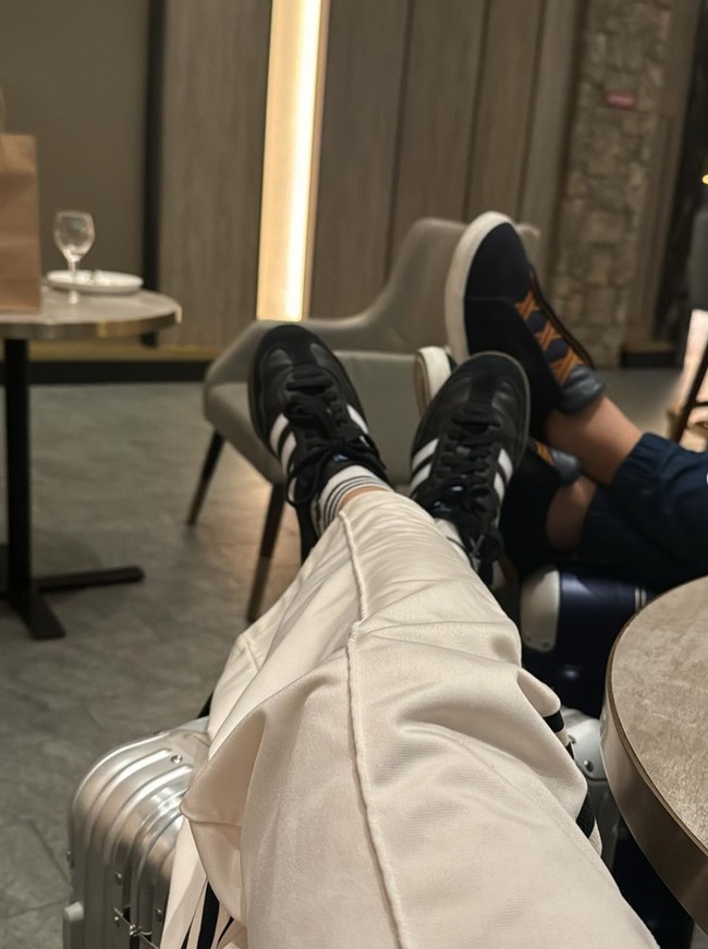 Tak terlihat mengajak anak-anaknya, kali ini Tyna justru memamerkan dirinya yang tengah berlibur bersama seorang pria. Dalam salah satu unggahan di Instagramnya terlihat Tyna yang hanya memamerkan bagian kaki dirinya dan pria yang digosipkan sedang dekat dengannya. Foto: Instagram/@tynadwijayanti