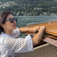 Liburan mewah, Tyna juga tampak menaiki speed boat sambil menikmati pemandangan indah di sana. Selalu berhasil tampil cantik, kali ini dirinya memilih mengenakan dress berwarna putih dipadukan dengan kaca mata hitam. Foto: Instagram/@tynadwijayanti