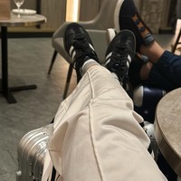 Tak terlihat mengajak anak-anaknya, kali ini Tyna justru memamerkan dirinya yang tengah berlibur bersama seorang pria. Dalam salah satu unggahan di Instagramnya terlihat Tyna yang hanya memamerkan bagian kaki dirinya dan pria yang digosipkan sedang dekat dengannya. Foto: Instagram/@tynadwijayanti