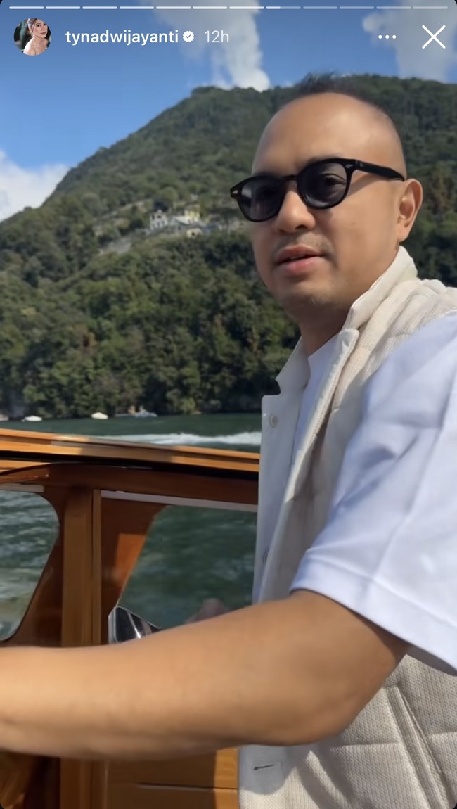 Tyna juga memamerkan sosok pria yang pergi bersamanya. Pria tersebut diketahui merupakan Rama Datau, adik Regi Datau suami Ayu Dewi. Foto: Instagram/@tynadwijayanti